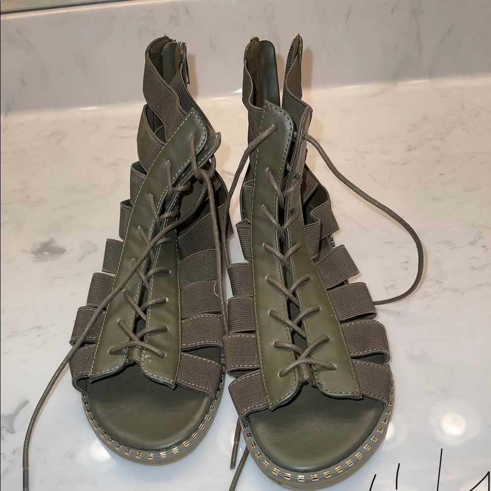 Peep toe sandal